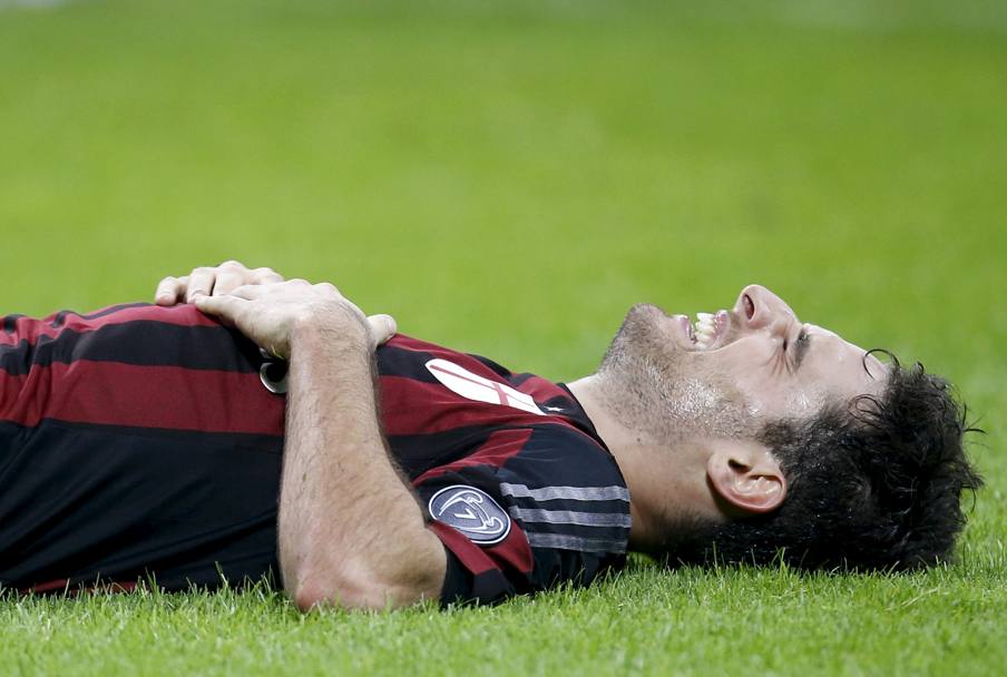 Giacomo Bonaventura non ha nessuno da abbracciare: resta solo a terra alla fine di Milan-Verona dopo aver sprecato l&#39;ultima occasione. Reuters